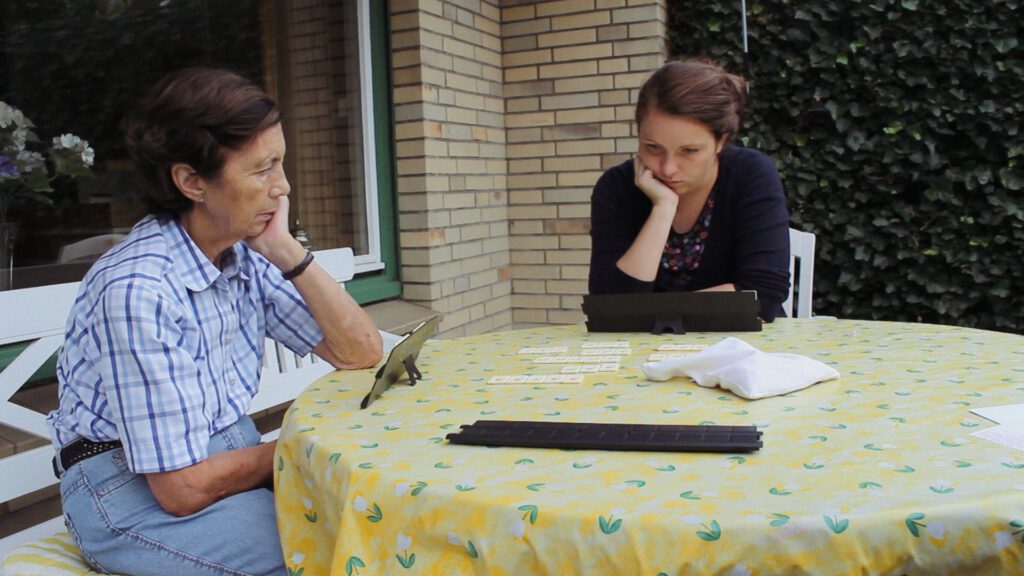 Rummykub sei ein wichtiges Spiel, um eine angehende Demenz bei Angehörigen festzustellen. In dem Dokumentarfilm BLAUER HIMMEL WEISSE WOLKEN von Astrid Menzel, spielt sie daher regelmäßig mit ihrer Oma Carmen Rummykub.